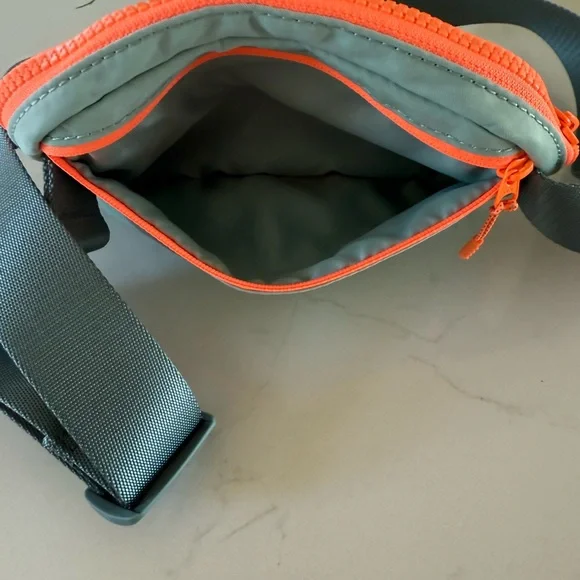 🌟Lululemon Everywhere Belt Bag ~ 1L - Picture 4 of 7